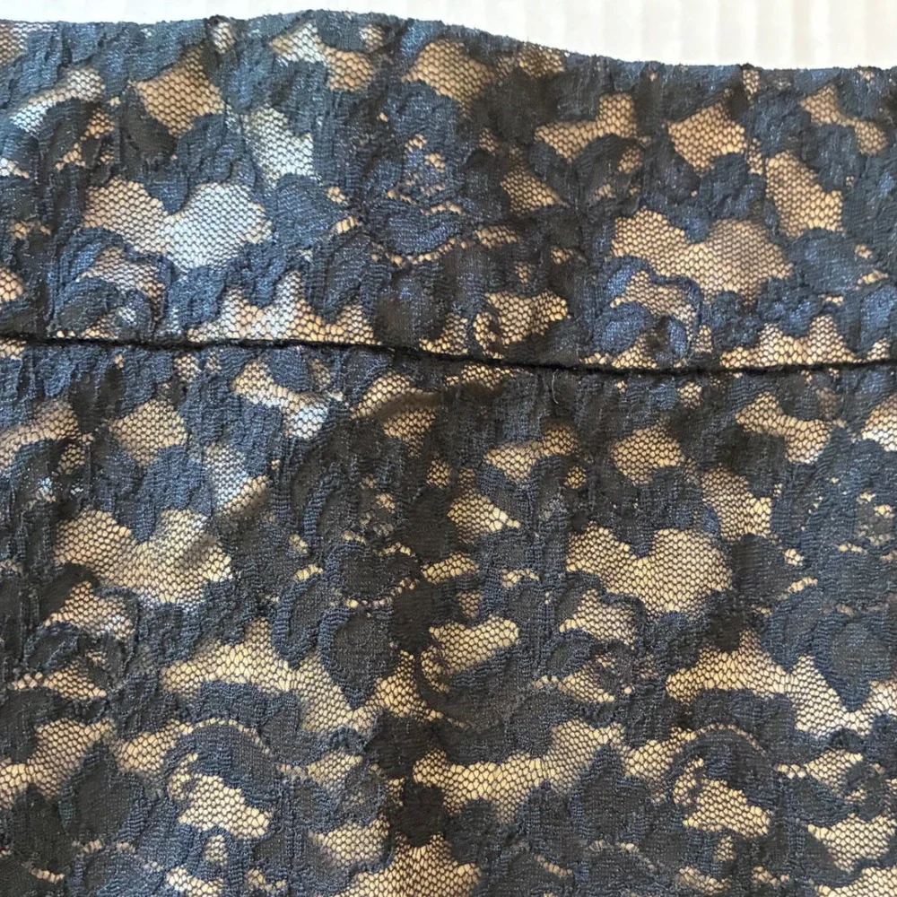 Banana Republic Black Lace Pencil Skirt Size 12 Lined Stretch Floral Scallop Hem